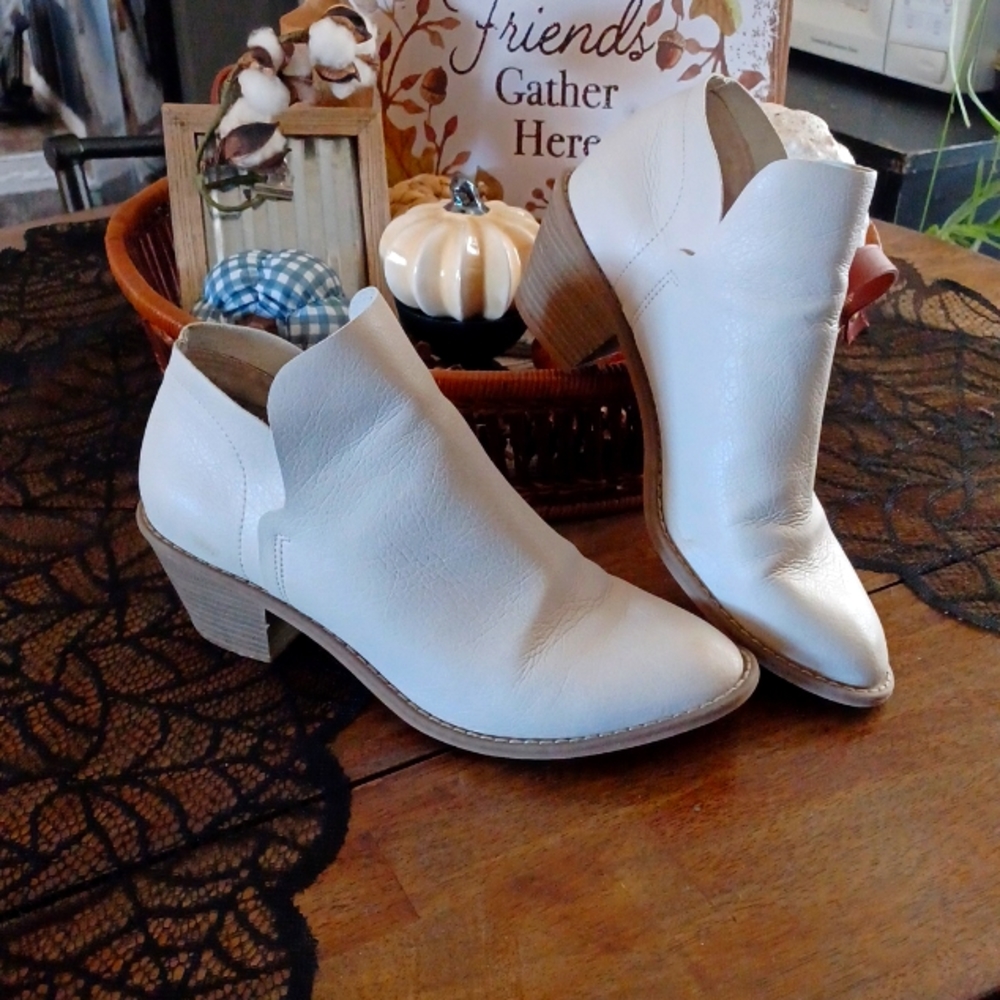 Cream Universal thread ankle booties